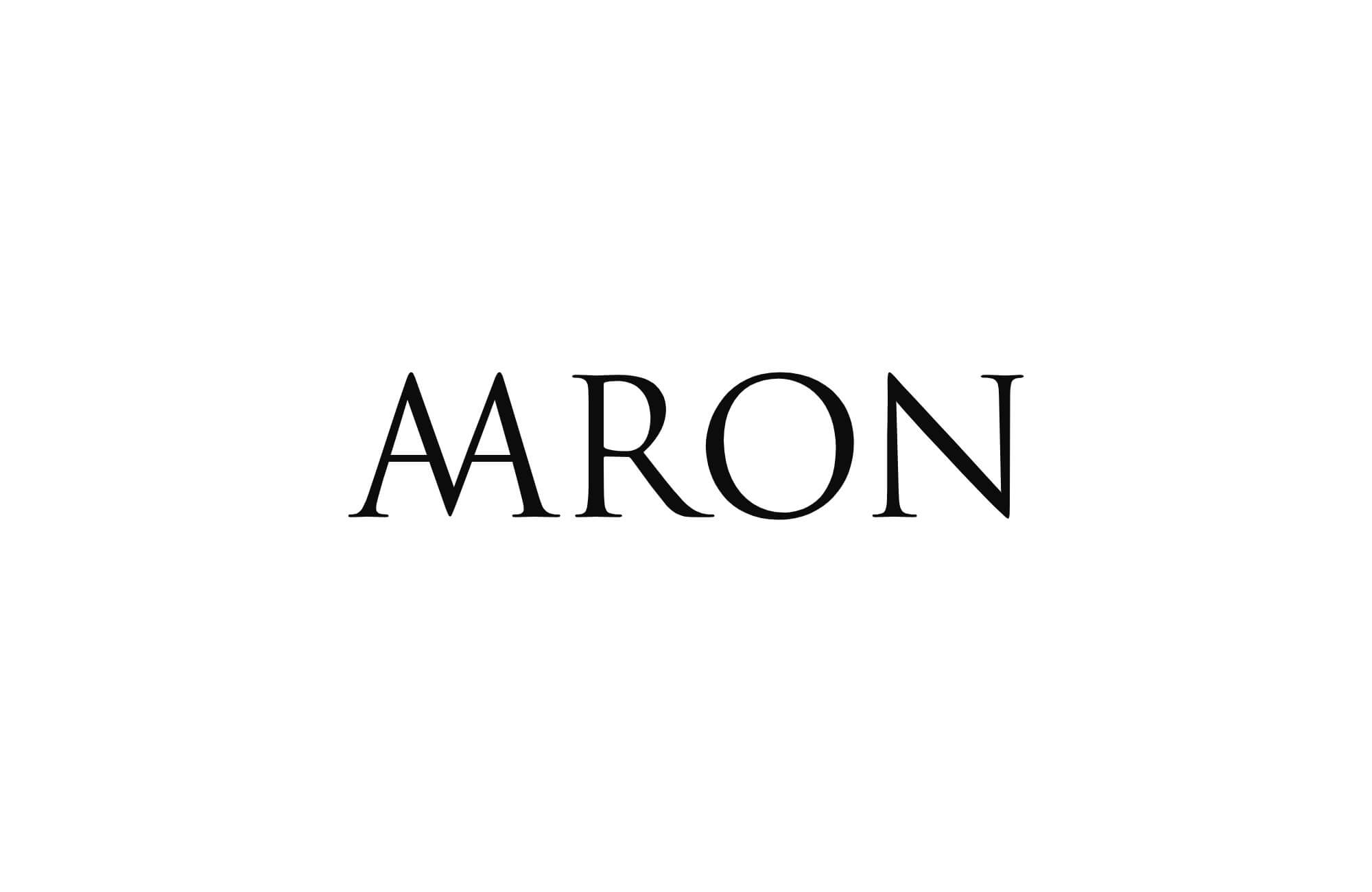 Aaron, dizajn logotipa s kreativnim slovom 'M' koje oblikuje dva 'A' i horizontalnu liniju, stvarajući prepoznatljiv i moderan vizualni identitet.